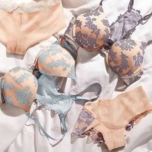 Victoria’s Secret PINK Daisy Lace Push-Up Bra🌸